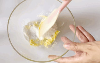 大人小孩都愛吃的軟綿拉絲椰蓉面包,心形造型,簡單易做